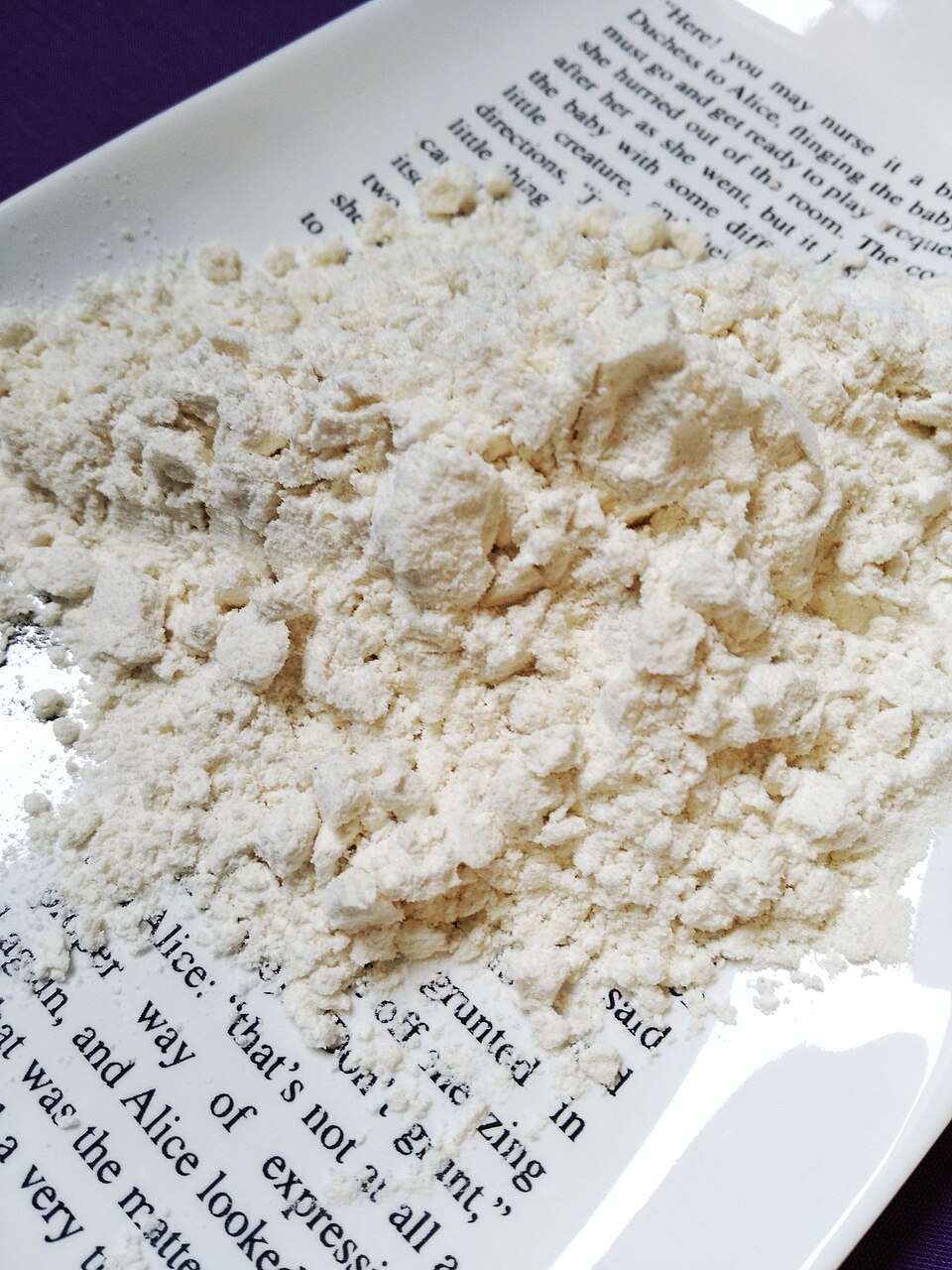 Две пачки местной пшеничной муки — обычная vehnäjauho и erikoisvehnäjauho — на кухонном столе рядом с весами